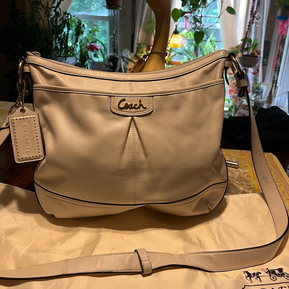 Coach White Leather purse / dust bag